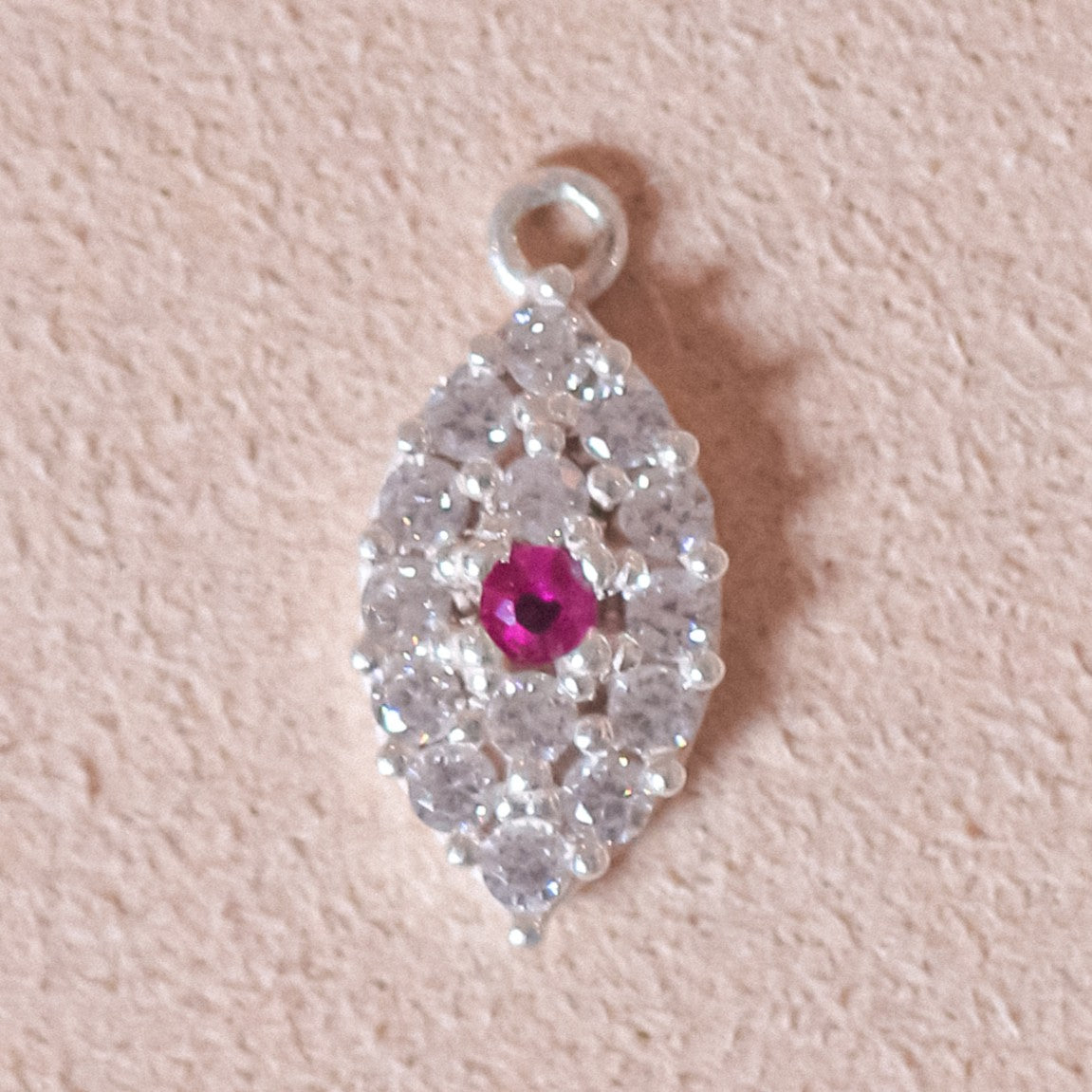 Ein Red Charm
