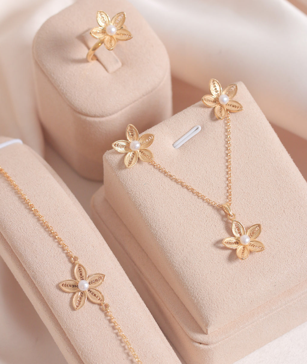 New Light Pearls FLR Bracelet