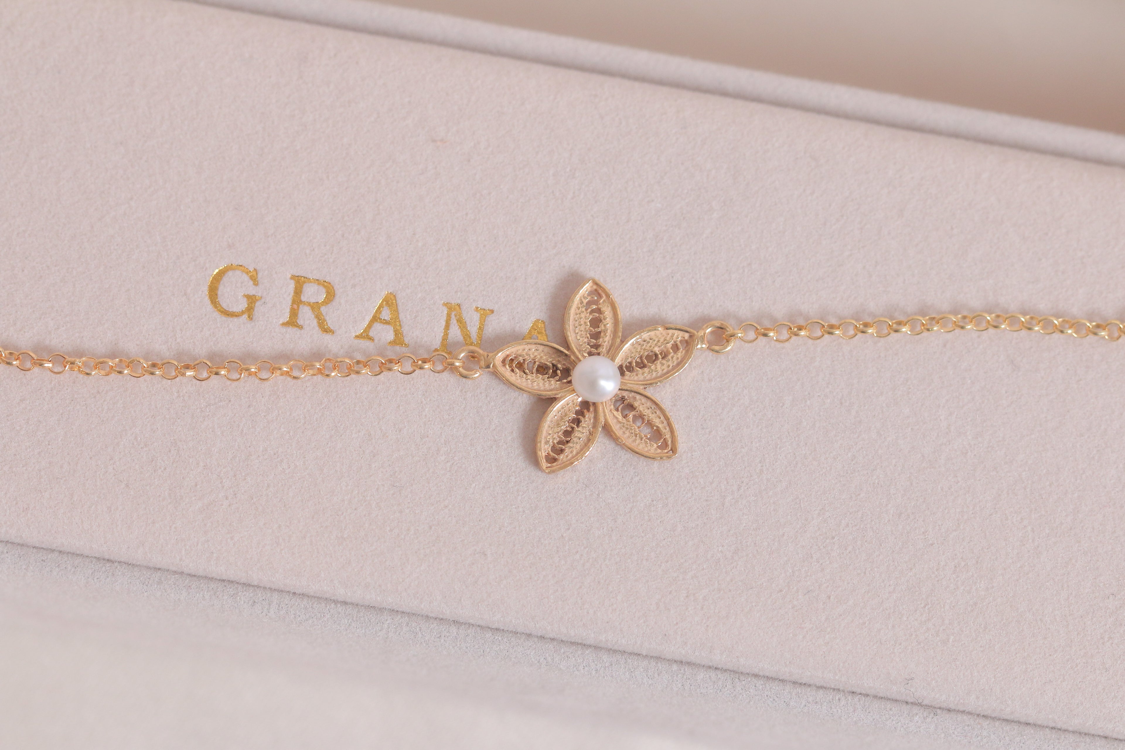 New Light Pearls FLR Bracelet