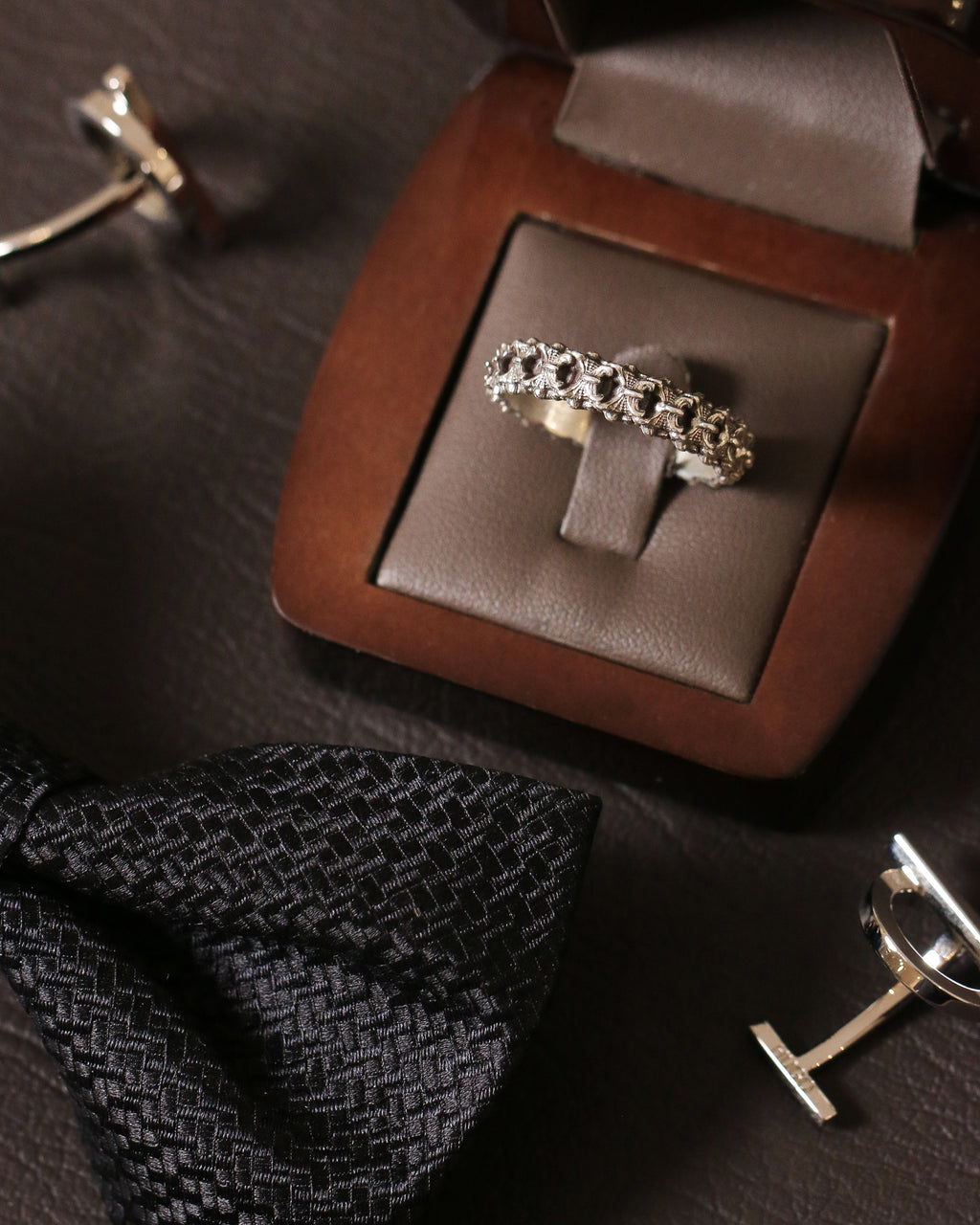 Spine Wedding Band (Men)