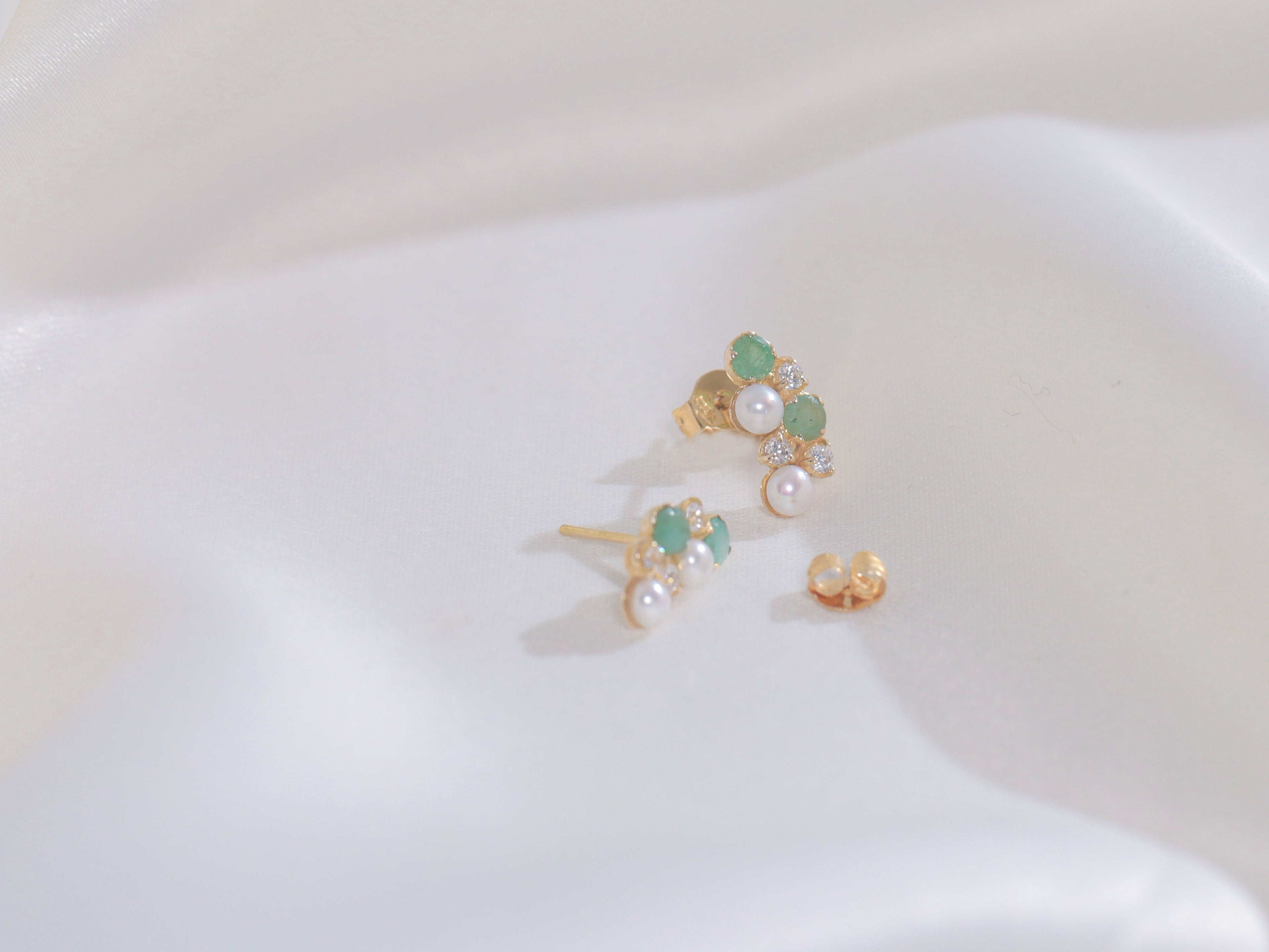 Small Cluster Pearls Emeralds Earrings (18k)