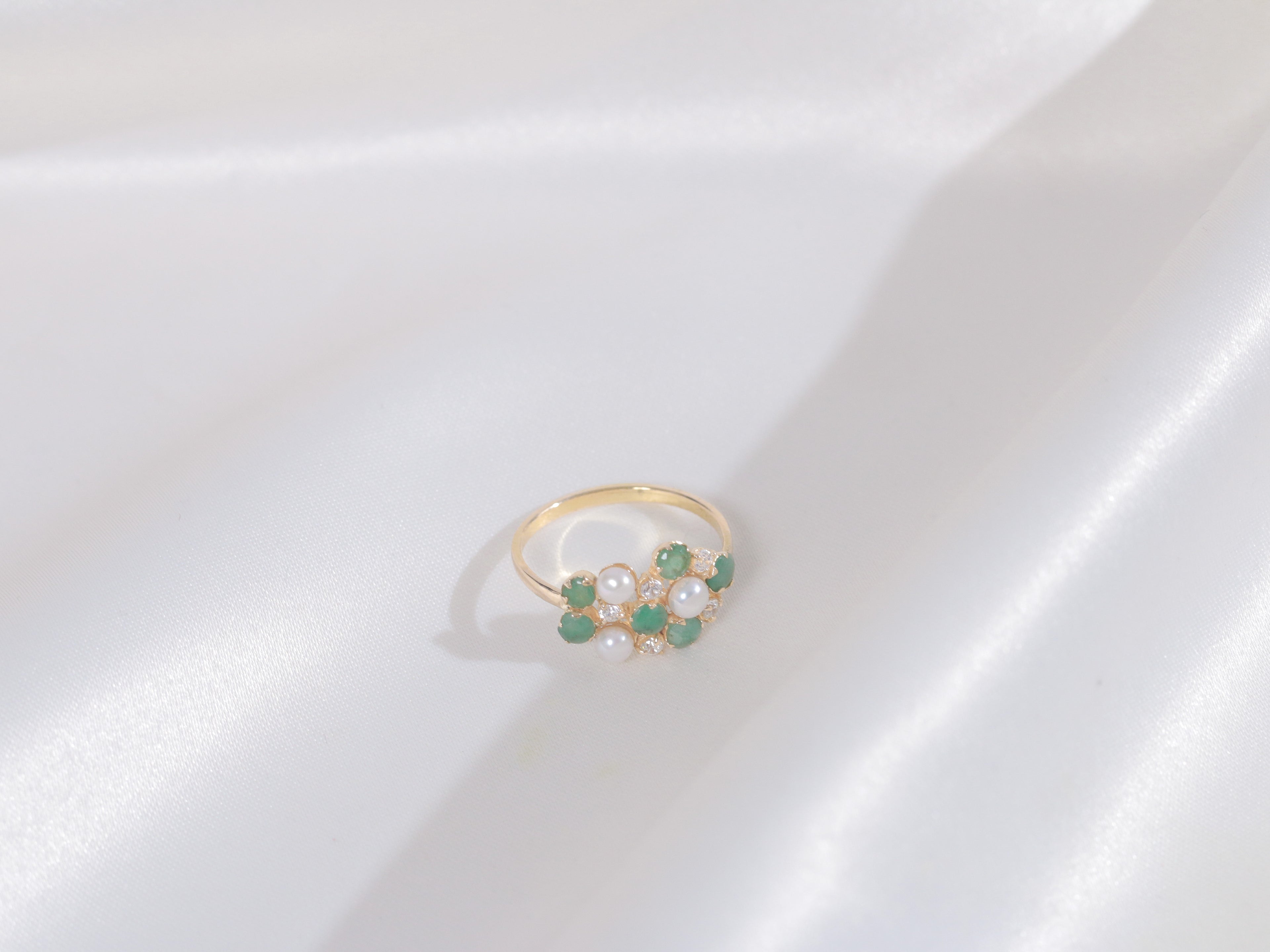 Closed Cluster Pearls Emeralds Ring (18k)